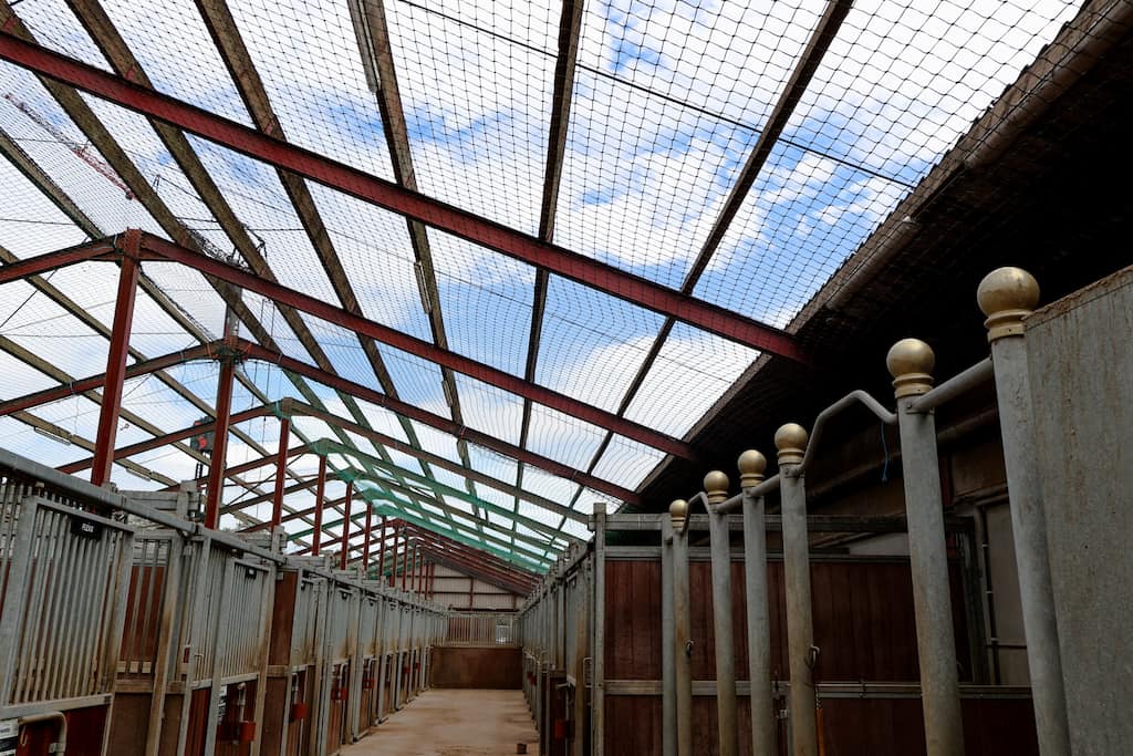 Dak waarvan asbesthoudende golfplaten zijn verwijderd